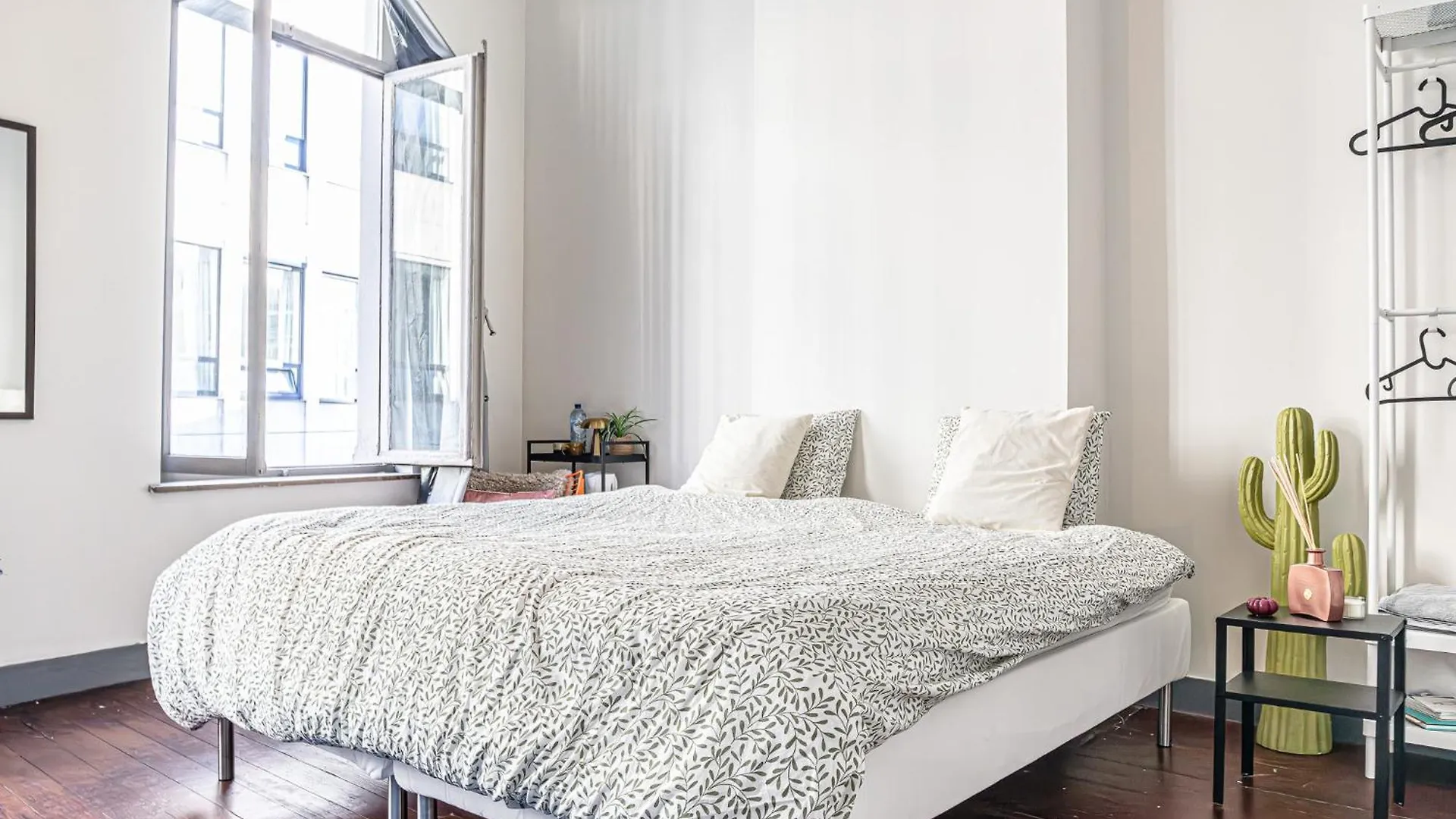 Central Gent Stay 2 Private Bedrooms 4 Guests
